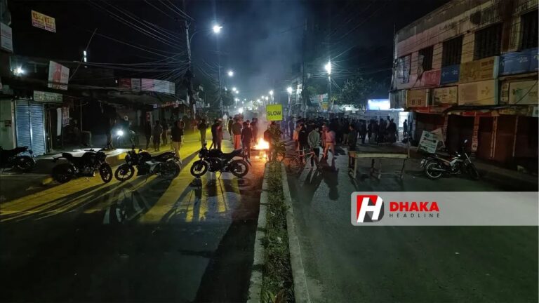 রাবিতে রামদা ঠেকিয়ে দুই শিক্ষার্থীকে অপহরণ, হামলায় তিনজন আহত রাজশাহী বিশ্ববিদ্যালয়ের কাছে কাজলা এলাকায় ক্যানটিনে শিক্ষার্থীদের ওপর রামদা ঠেকিয়ে হামলা ও অপহরণের ঘটনাস্থলে বিক্ষুব্ধ ছাত্রদের অবরোধের দৃশ্য।