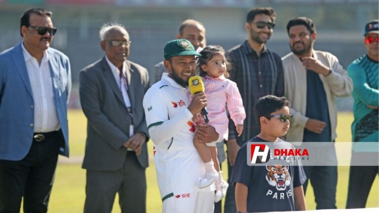 শততম টেস্টে সম্মাননা গ্রহণ করছেন বাংলাদেশের ক্রিকেটার মুশফিকুর রহিম।